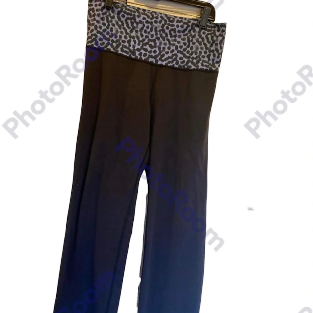 41. Lululemon Full length active flare leggings Size 6